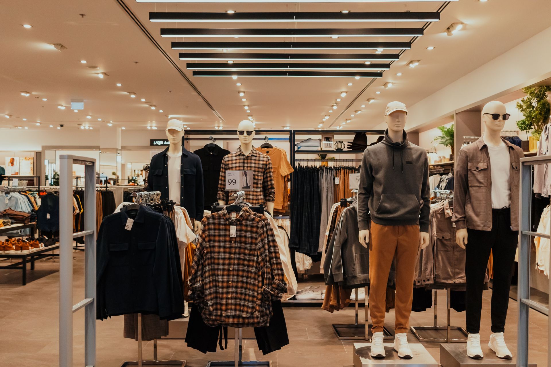 A camisa masculina é uma das peças mais versáteis do guarda-roupa. No entanto, pequenos deslizes podem comprometer completamente o visual. Eu mesmo já percebi que, às vezes, não é a peça que está errada — e sim a forma como ela é usada. Portanto, entender quais são os erros mais comuns ao usar camisa masculina é essencial para manter elegância, proporção e coerência com a ocasião. Neste guia completo, você vai identificar os principais equívocos e aprender como evitá-los. 1. Usar camisa com tamanho errado Esse é, sem dúvida, o erro mais frequente. Camisa muito larga Excesso de tecido na cintura Ombros caídos Visual desleixado Camisa muito justa Botões repuxando Marcas no tórax Limitação de movimento ✔ O ideal é que a camisa acompanhe o corpo sem apertar nem sobrar tecido. 2. Ignorar o ajuste nos ombros O ponto mais importante da camisa é o ombro. Se a costura estiver: Caindo além do ombro → grande demais Subindo antes do ombro → pequena demais Um erro no ombro compromete toda a estrutura da peça. Saiba mais sobre Camisaria Fmw 3. Manga com comprimento incorreto A manga deve: ✔ Terminar no início do polegar ✔ Aparecer cerca de 1 a 2 cm sob o blazer Manga curta demais parece peça infantil. Manga longa demais passa impressão de desleixo. 4. Escolher tecido inadequado para a ocasião Outro erro comum é usar tecido casual em ambiente formal — ou o contrário. Exemplos: ❌ Camisa de linho em evento extremamente formal ❌ Camisa social estruturada em look totalmente casual O tecido precisa estar alinhado com o contexto. 5. Usar camisa social por fora quando não é apropriado Camisas sociais são geralmente mais longas e feitas para uso por dentro da calça. Usá-las por fora pode: Achatar a silhueta Criar proporção estranha Comprometer a elegância 6. Não considerar o colarinho O colarinho deve estar alinhado à proposta do look. ❌ Colarinho amassado ❌ Modelo inadequado para gravata ❌ Tamanho desproporcional ao rosto Colarinhos estruturados são mais indicados para ambientes formais. 7. Errar na combinação de cores Alguns erros comuns: Contraste exagerado sem harmonia Camisa muito próxima ao tom da pele Mistura de estampas conflitantes ✔ Cores neutras e clássicas são escolhas seguras. Camisa Casual Flanela Xadrez FMW: conforto e estilo para compor looks modernos em dias mais frios. Como escolher camisa masculina para sair à noite? Confira dicas para criar um visual moderno e elegante. 8. Não passar a camisa corretamente Camisa amassada transmite descuido imediato. Mesmo um look caro perde elegância se estiver amarrotado. 9. Botões mal posicionados Deixar botões abertos demais em ambiente formal Fechar todos os botões sem gravata (quando não combina com o estilo) O equilíbrio é fundamental. Saiba mais sobre Calça Poliviscose com Elastano Slim 10. Ignorar proporção corporal Cada biotipo pede atenção específica. Homens baixos devem evitar camisas muito longas Homens altos devem evitar camisas curtas Homens mais fortes devem evitar modelos extremamente justos A camisa deve valorizar, não distorcer a silhueta. 11. Usar camiseta inadequada por baixo Se a camisa for clara e fina: ❌ Camiseta escura por baixo ❌ Gola aparecendo demais ❌ Tecido transparente Prefira camiseta neutra e invisível. 12. Exagerar na estampa Estampas muito grandes ou chamativas podem: Poluir o visual Reduzir versatilidade Comprometer formalidade Microestampas e padrões discretos são mais elegantes. Perguntas Frequentes (FAQs) 1. Qual o erro mais comum? Usar camisa no tamanho errado. 2. Camisa muito justa é elegante? Não. Deve ajustar sem apertar. 3. Pode usar camisa social aberta? Não é o mais indicado em contextos formais. 4. Manga precisa aparecer no blazer? Sim, cerca de 1 a 2 cm. 5. Camisa amassada é tão grave assim? Sim, compromete totalmente a imagem. 6. Posso misturar estampas? Sim, mas com equilíbrio. 7. Camisa por fora é sempre informal? Depende do modelo e da ocasião. 8. Colarinho influencia na elegância? Muito. É um dos pontos mais visíveis. Os erros mais comuns ao usar camisa masculina envolvem tamanho inadequado, ajuste incorreto nos ombros e mangas, combinação errada de cores e tecidos, além de falta de alinhamento com a ocasião. O segredo para elegância está no caimento correto, proporção equilibrada e atenção aos detalhes como colarinho, comprimento e acabamento. 1. Camisa larga é elegante? Não, o excesso de tecido compromete o visual. 2. Posso usar camisa amassada? Não é recomendado. 3. Slim fit é sempre melhor? Não, depende do biotipo. 4. Camisa por fora é erro? Depende do modelo e da ocasião. 5. Tecido influencia na elegância? Sim, bastante. 6. Posso usar camisa estampada no trabalho? Somente se for discreta. 7. Botões abertos demais são inadequados? Em ambientes formais, sim. 8. Como saber se o tamanho está certo? Ombro alinhado e sem repuxar no tórax. 9. Vale ajustar na costureira? Sim, melhora muito o caimento. 10. Como evitar erros? Observe ajuste, ocasião e proporção corporal. Quais são os detalhes que diferenciam uma camisa premium? Entenda o que avaliar antes de comprar.